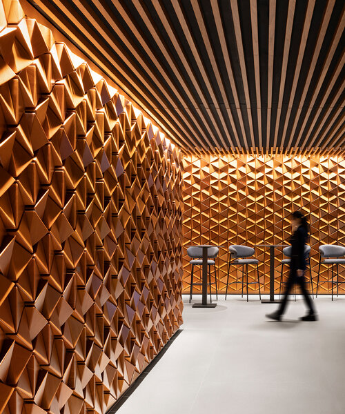 andrea maffei architects reviste el interior del restaurante DAV de milán con paneles piramidales de madera
