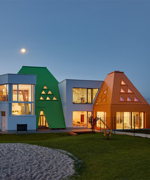 'cobertizos' sobresalientes de colores definen el diseño de jardín de niños de architektura en la república checa