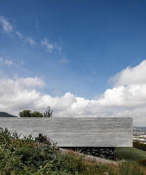 jaime juárez diseña 'casa becker' como dos bloques de concreto hacia el horizonte mexicano