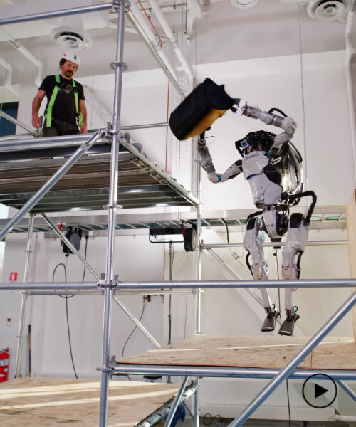 el robot humanoide 'atlas' de boston dynamics apoya fácilmente en obras de construcción
