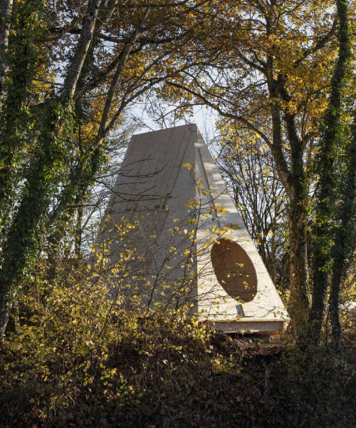 escultura habitable 'Therese' de BUREAU ofrece un respiro temporal en los bosques franceses