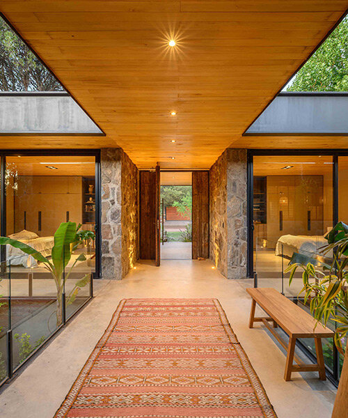 'casa piedra' muestra cálidos interiores en la región boscosa de córdoba, argentina