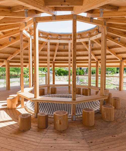 cloud architects teje un quiosco circular en el exuberante paisaje montañoso de japón