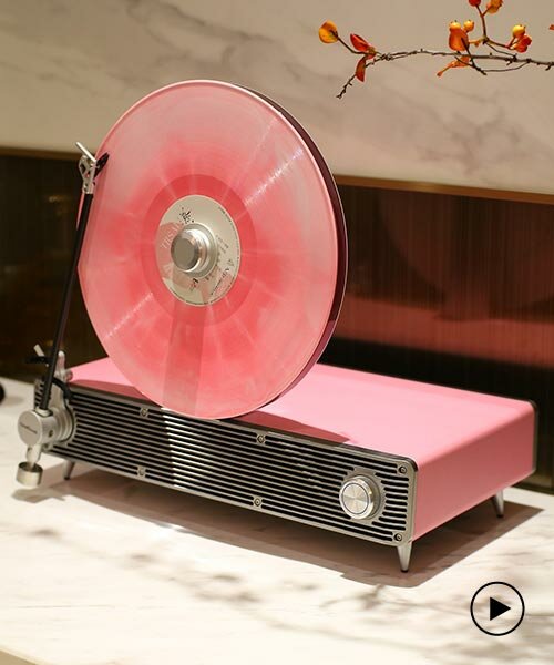 el elegante tocadiscos vertical trae colores atrevidos y un ambiente vintage a cualquier habitación