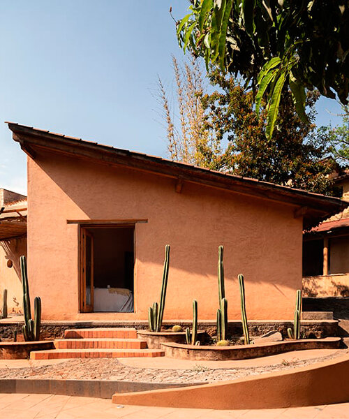 la piel de adobe hecha de arcilla y paja da forma a la casa de vacaciones 'casa corsal' en méxico