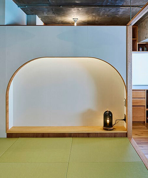 la remodelación de un departamento en japón coloca el dormitorio-isla en el centro del proyecto