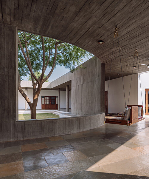 design ni dukaan envuelve su 'enclosure house' fragmentada en una piel de concreto ondulante