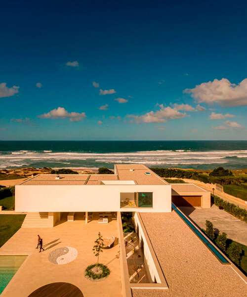 una residencia minimalista en portugal explora la dualidad entre el espacio sólido y el vacío