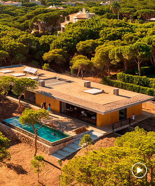 listones corredizos de madera transforman el contorno de una residencia de verano en portugal