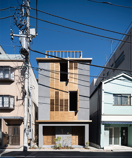fachada de persianas reversibles cubre angosta casa de motoki ishikawa en tokio
