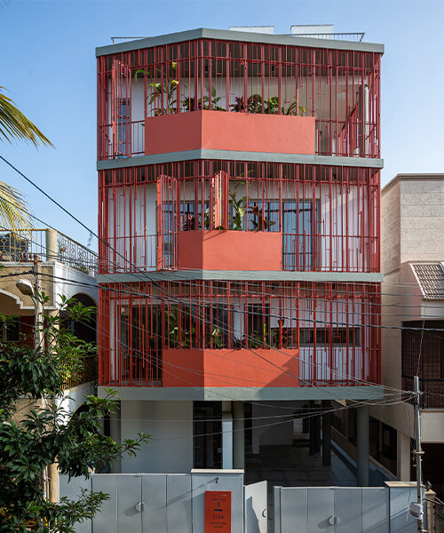 pantallas de terracota rojo intenso aportan porosidad dinámica a 'house on 46' en bangalore