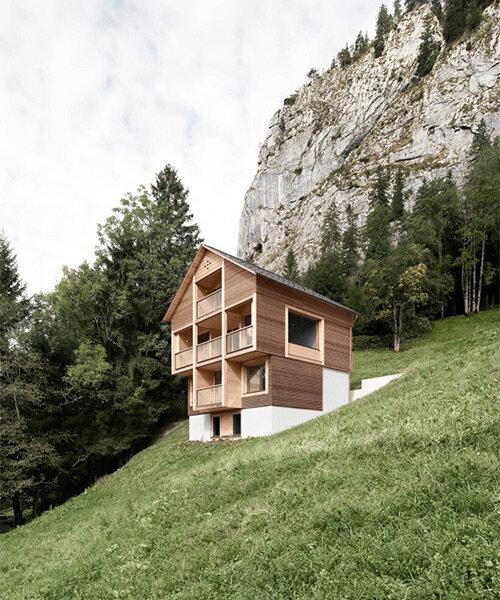 innauer matt ancla casa de madera aislada a lo largo del paisaje montañoso en austria