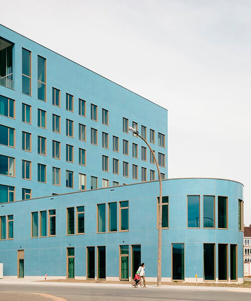 mosaicos de vidrio azul cubren el edificio de investigación científica marítima en bélgica