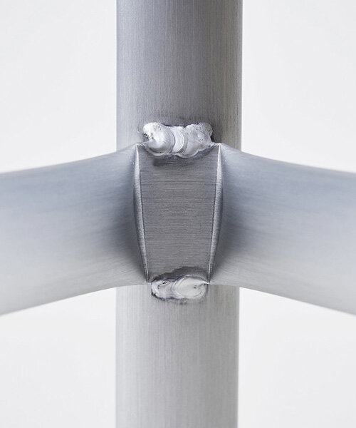 ximi li pliega intrincadamente delgados tubos de aluminio para la serie de muebles 'basic' de MONOCHROME