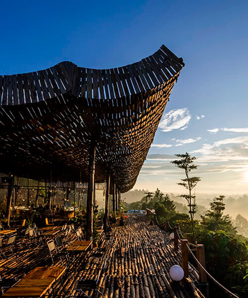una cubierta de madera 'perforada' cubre un café al aire libre en el paisaje rural de vietnam