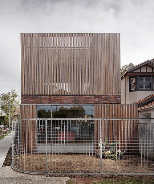 anthony gill cubre una casa remodelada en australia con pantallas de madera con forma de filigrana