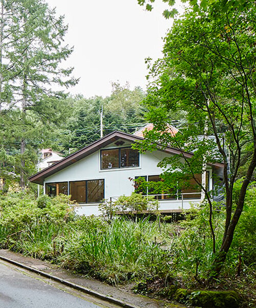 interiores de madera completan la remodelación de una villa escondida en el bosque japonés