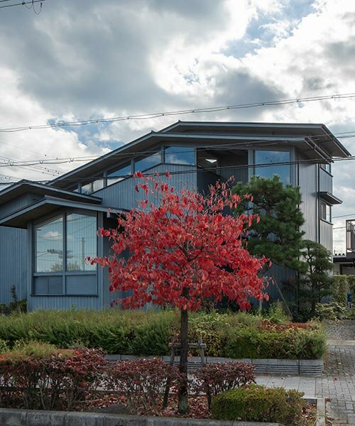 los techos superpuestos a dos aguas brindan apertura en 'leading house' de FORM / kouichi kimura