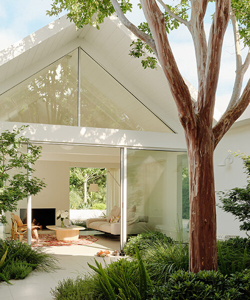 jardines impregnan los interiores minimalistas de 'three gable house' de ryan leidner