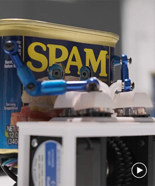 una flota de latas robóticas de SPAM alimentadas por IA narran historias con teclados