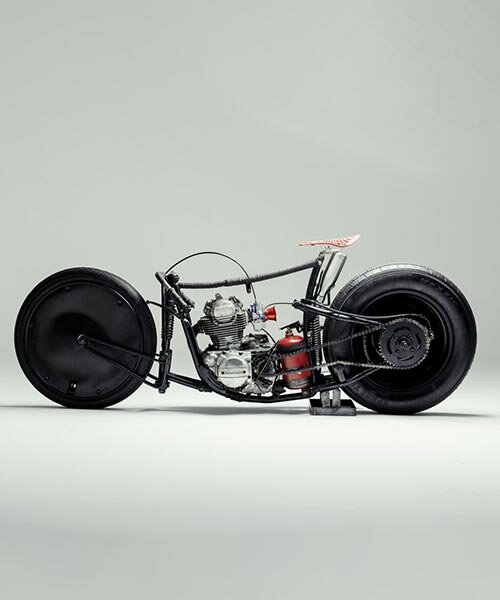 diseño de motocicleta combina ruedas de automóvil de repuesto, motor kawasaki antiguo y asiento de bicicleta