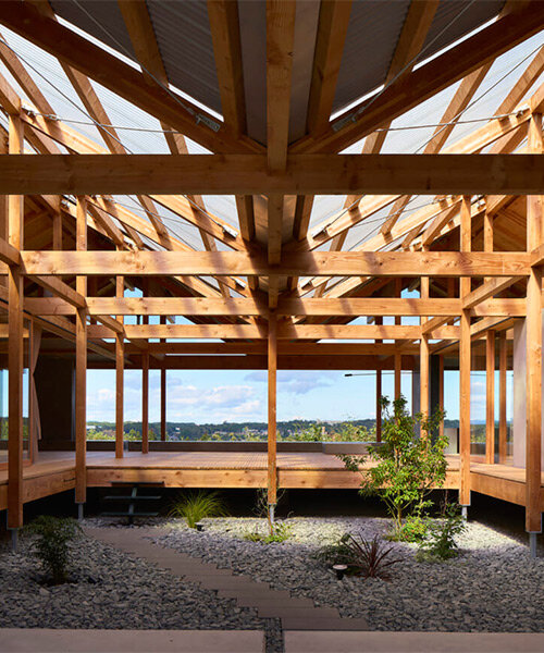 suppose design office remata una casa de madera permeable con techos a dos aguas continuos en japón