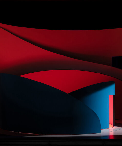 pierre yovanovitch incorpora curvas pronunciadas y paredes móviles a la nueva escenografía de ópera del teatro de basilea