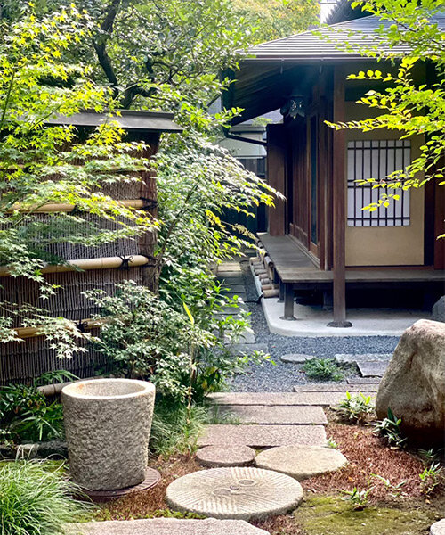 toyo ito supervisa el nuevo diseño de alojamiento y comedor dentro de un pintoresco templo privado en kioto