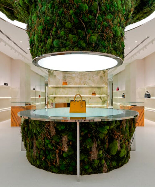 una instalación abstracta de árbol brota del suelo para exhibir artículos de cuero