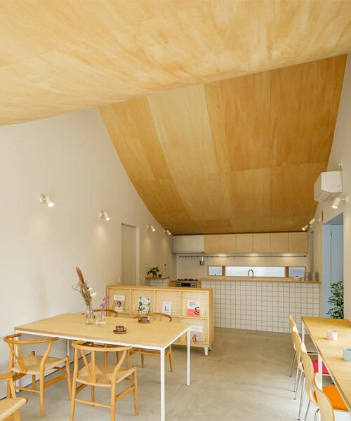 techo abovedado cubre casa pacífica + café por mikaduki architects en japón