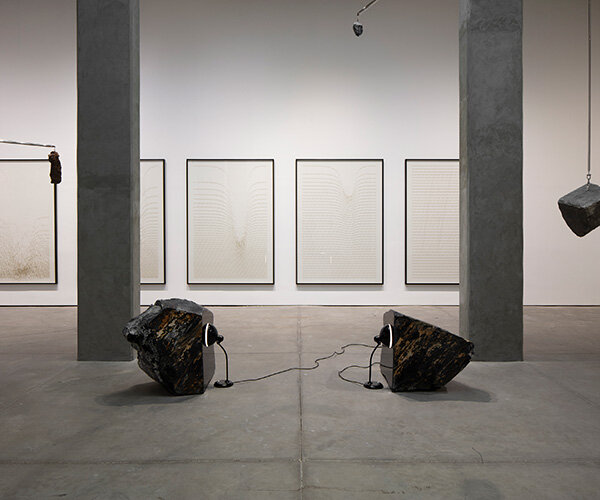 alicja kwade presenta 'silent matter' en galería OMR durante la semana del arte 2023 en ciudad de méxico