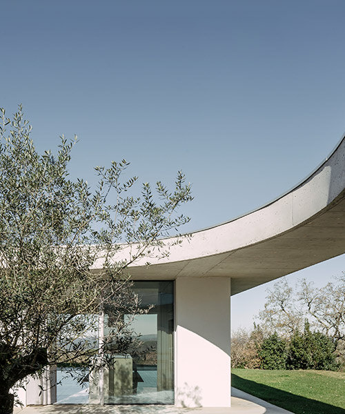 audaces geometrías de concreto abrazan 'casa chouso' de bruno dias en un pueblo portugués