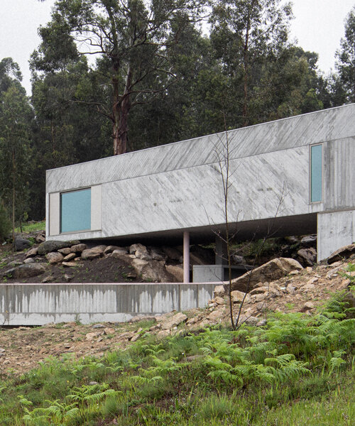 'tâmega', una casa escultórica de concreto que se extiende horizontalmente por un terreno accidentado en portugal