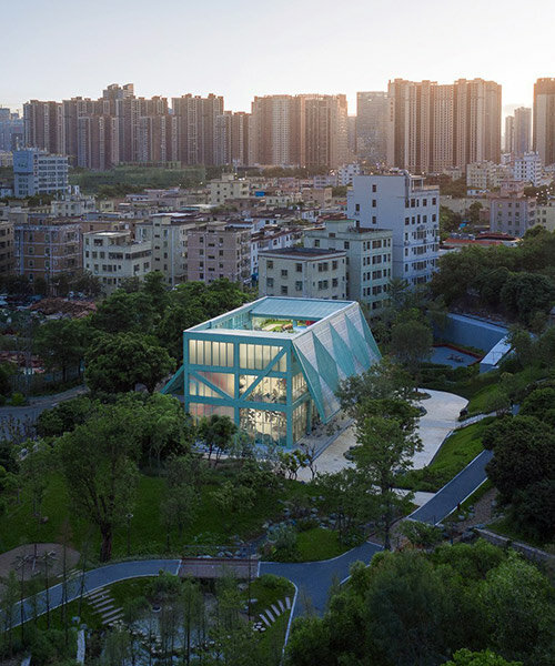 un vívido pabellón permeable ubicado en un parque infantil de shenzhen, china