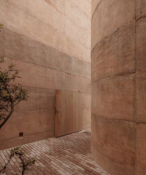 GOMA adopta el concreto teñido de tierra con la moderna 'casa tejocote'