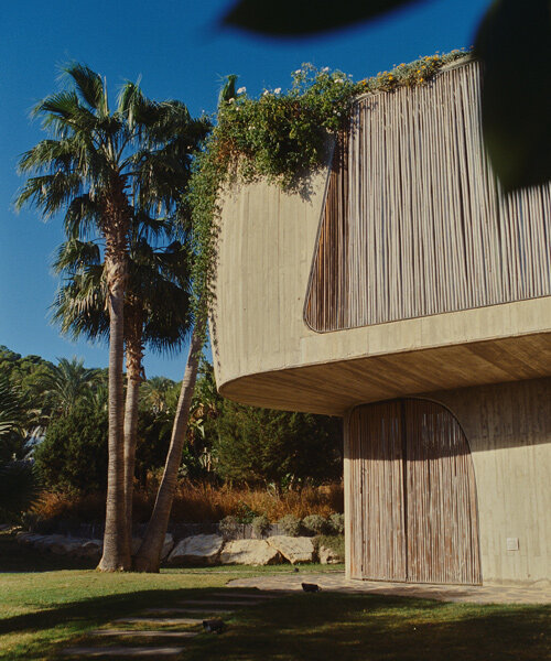 'villa mediterraneo' ve el paisaje de las islas de ibiza a través de pantallas de bambú
