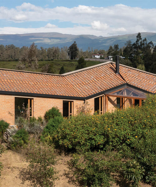 emilio lópez corona 'casa alangasí' en ecuador con un techo de teja plegable