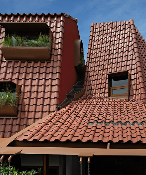 el techo tradicional joglo de 'distracted house' sobresale con su geometría irregular en indonesia