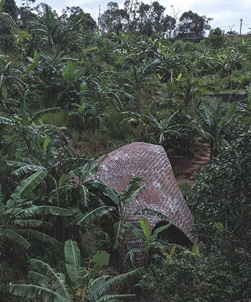un pabellón abovedado de ladrillo forma un cobertizo íntimo en la ladera de una colina de kerala