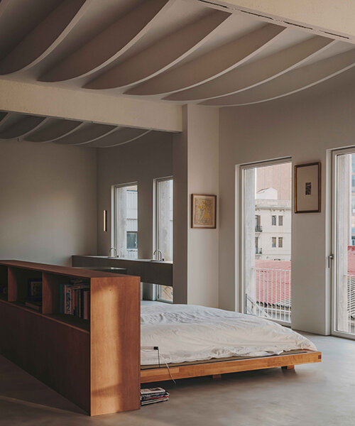 mesura transforma un apartamento industrial de barcelona en un espacio que combina vivienda y galería de arte