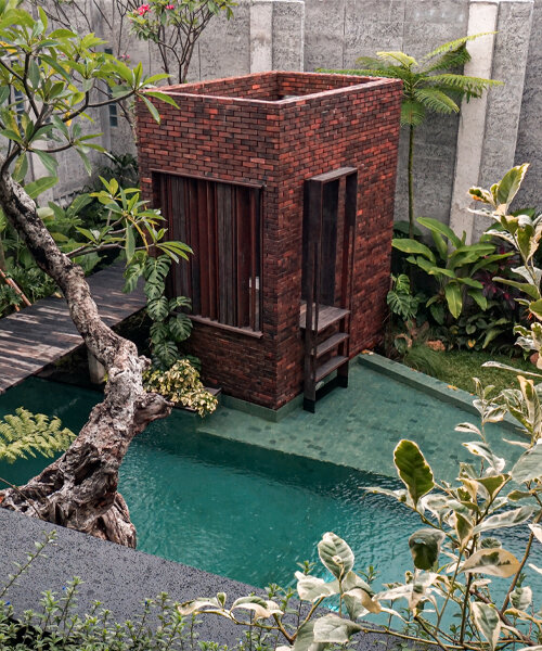 césped, piedras, arbustos y árboles envuelven la vibrante casa OHIO de studioRK en indonesia