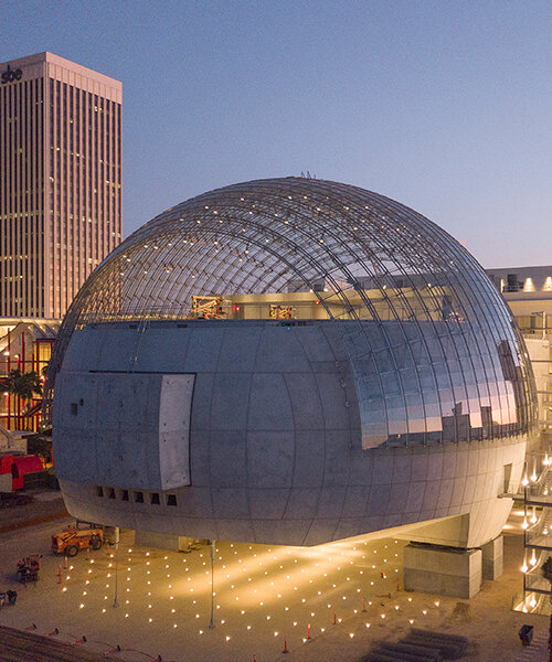 una esfera de cristal destaca el museo de cine de la academia de renzo piano en hollywood