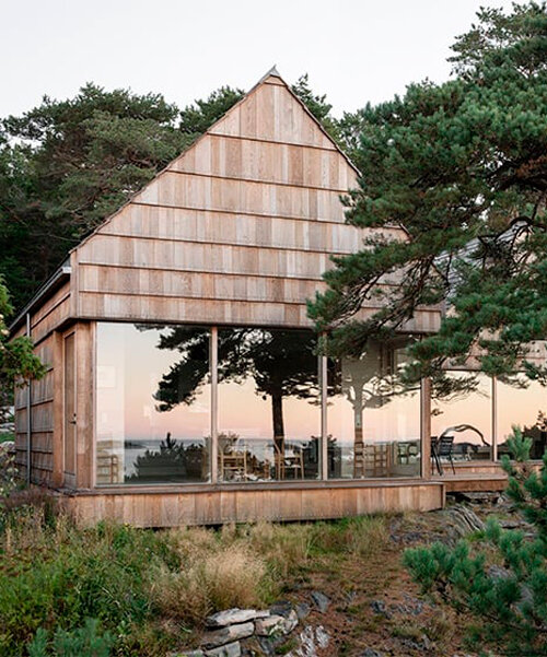 una casa hecha de recortes de tablones de roble en la costa sur de noruega