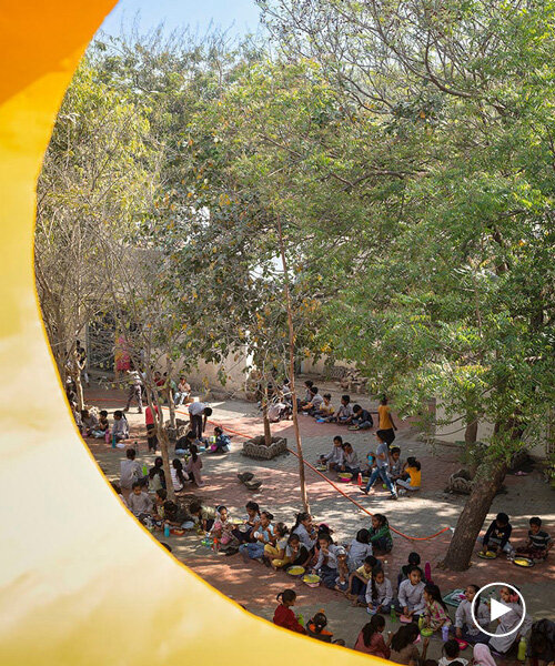 aberturas circulares brindan vistas de la naturaleza y luz a la ampliación de una escuela rural en la india