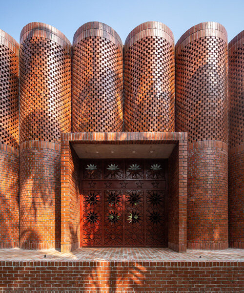 sthapotik da forma a un mausoleo bangladesi con textura de ladrillo y profundos tragaluces