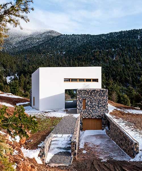 un volumen blanco como la nieve cubre la 'snowfall house', una casa de piedra en grecia