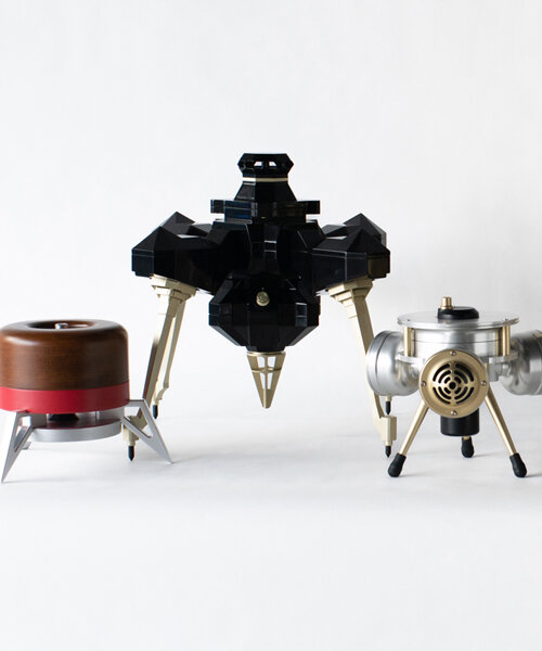 altavoces artísticos parecidos a diminutos robots industriales funcionan plenamente como sistemas de sonido