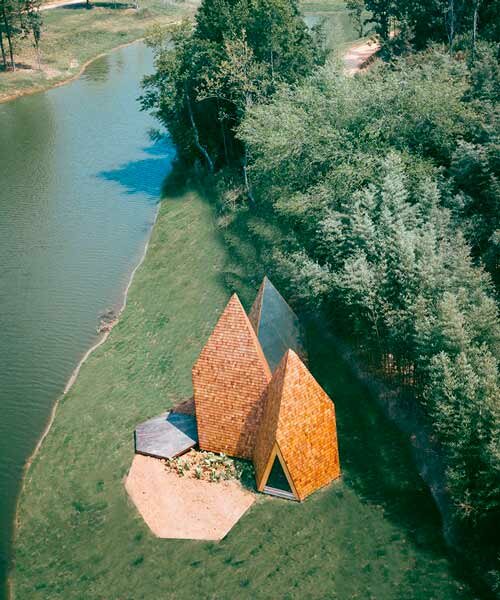 tejas de madera cubren un grupo de cabañas monolíticas frente al mar en china