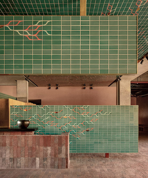 productora + esrawe diseñan un vibrante hotel lleno de texturas que emerge del paisaje en san miguel de allende, méxico
