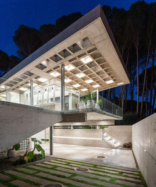 estudio galera construye una casa de concreto en argentina proponiendo usos sin imponerlos